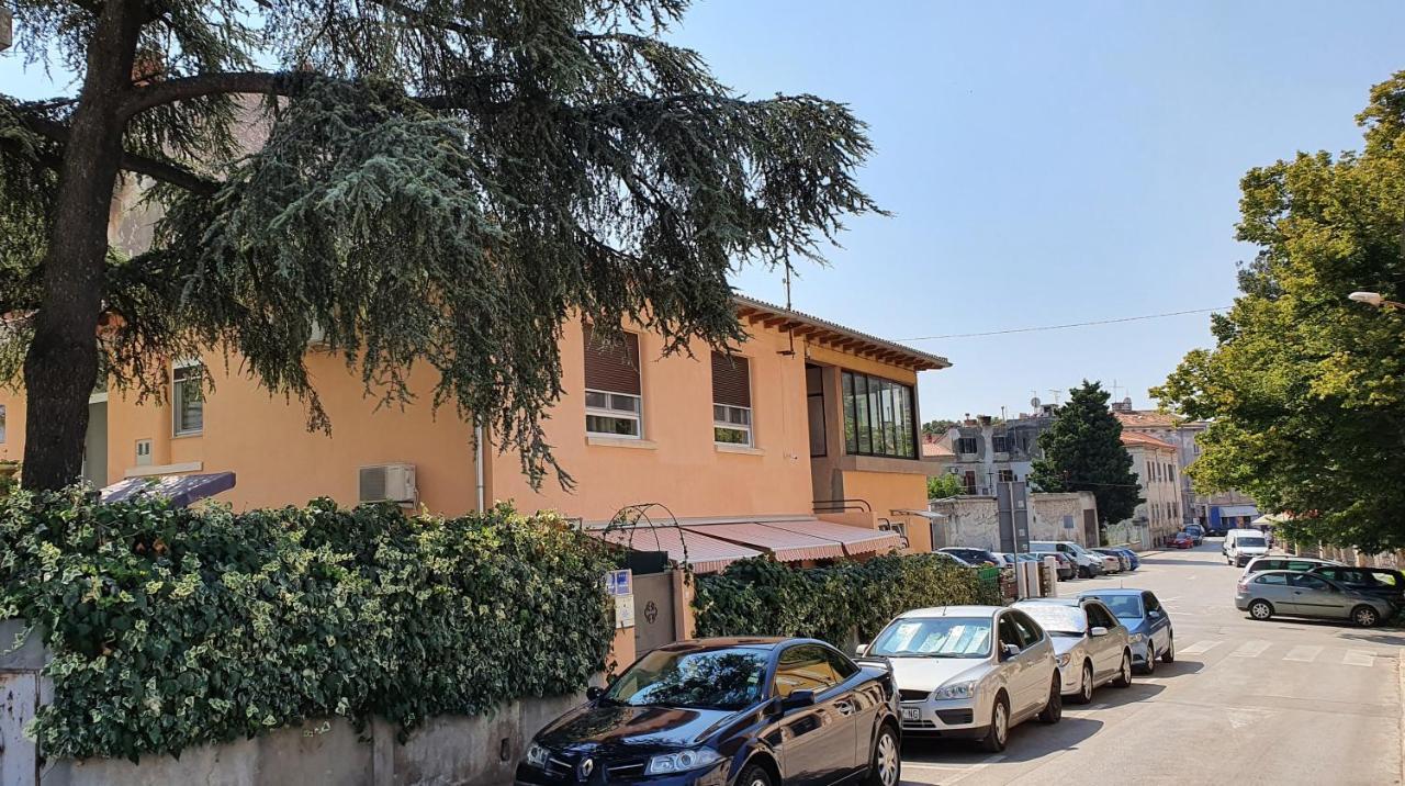 Colosseum Garden Studio Apartments Pula Exteriör bild